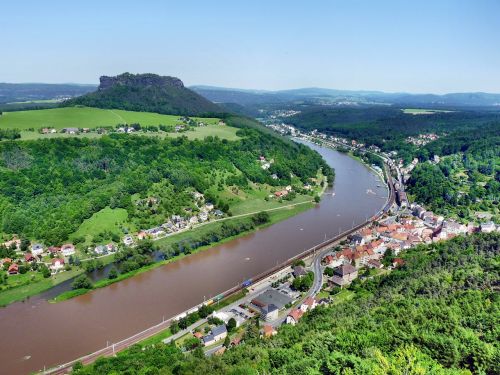 Panoraminis Vaizdas Į Lilienstein, Elbe, Königstein, Smiltainio Kalnas, Saksonijos Šveicarija, Laivyba, Tvirtovė