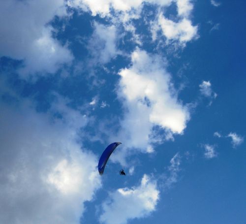 Parašiutas, Mėlynas, Dreifuojantis, Mėlynas Dangus, Balti Debesys, Atviras Parašiutas, Parašiutautojas, Sklandytuvu, Kritimas, Oro Ekspozicija