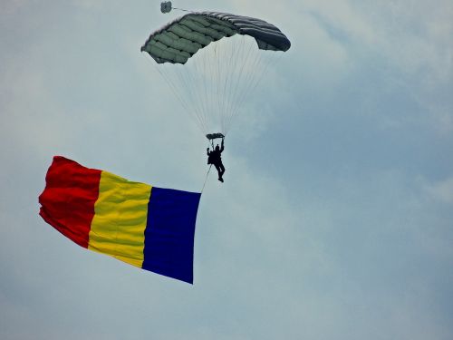 Parašiutu Megztinis, Vėliava, Romanija, Skrydis