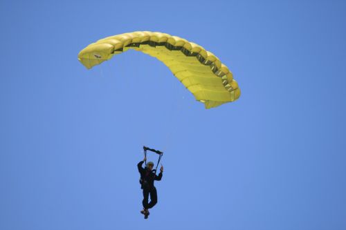 Parašiutautojas,  Parašiutas,  Geltona,  Šokinėti,  Dangus,  Parašiutizmas Su Geltonu Parašiutu