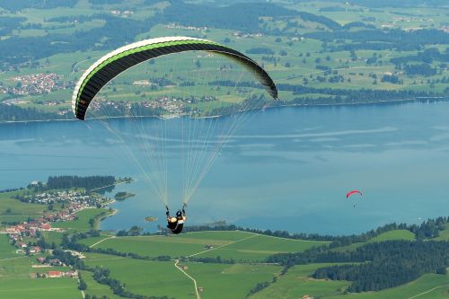 Paragleris, Paragliding, Skristi, Laisvė, Tegelberg, Allgäu, Schwangau, Füssen, Ežeras Forggensee, Alpių, Kalnai, Bavarija, Mėlynas Dangus