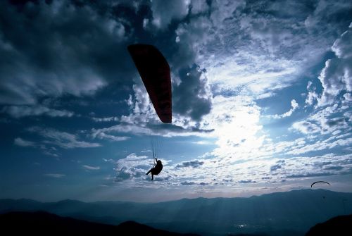 Paragliding, Parašiutas, Dangus, Oras, Paragleris, Laisvė, Nuotykis, Ekstremalios, Sportas, Veikla, Oro Vaizdas, Vaizdas, Pakinktai, Ekstremalus Sportas, Žmonės, Laisvalaikis, Lauke, Mėlynas, Mėlynas Dangus, Vasara, Vakaras, Debesys, Siluetas