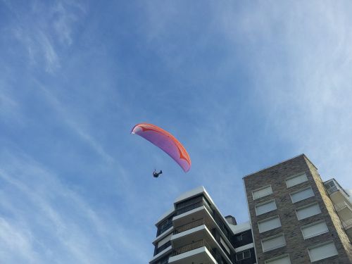 Paragliding, Dangus, Pastatai