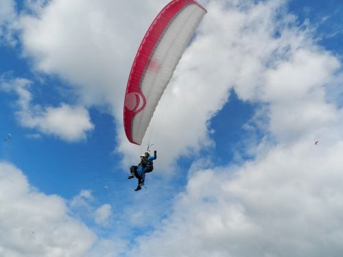 Paragliding,  Paragliding Bi-Place,  Paraglidridai,  Nemokamas Skrydis,  Paraglidingo Krikštas,  Oras,  Skristi,  Debesuotas Mėlynas Dangus,  Normandija,  Clécy,  Sportas,  Laisvalaikis,  Be Honoraro Mokesčio