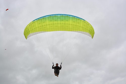 Paragliding,  Paraglider,  Tūpimo Metu,  Buriavimas,  Geltona Žalia,  Pilkas Dangus,  Linksma,  Laisvalaikio Sporto