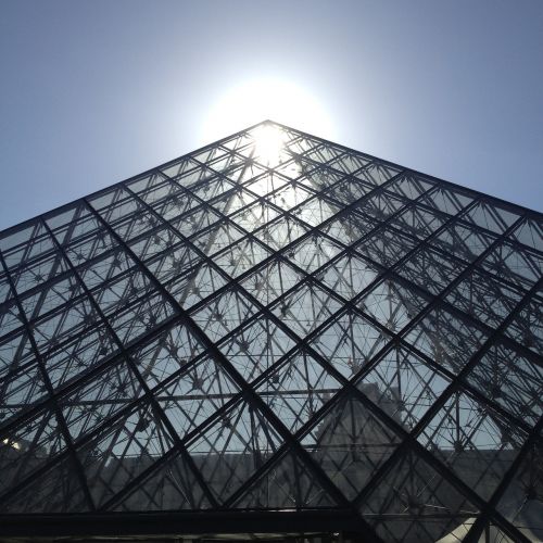 Paris, Piramidė, Lova