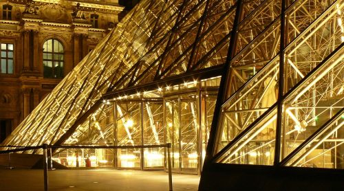 Paris, Lova, France, Muziejus, Stiklo Piramidė, Piramidė, Architektūra, Pastatas, Stiklo Fasadas, Turistų Atrakcijos, Žinomas, Apšvietimas, Apšviesta Šviesa, Šiuolaikiška, Futuristinis
