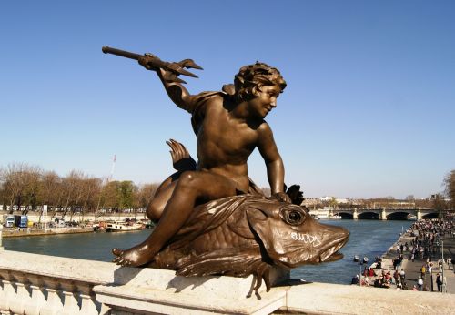 Paris, Alexandre Iii Tiltas, Statula, Triton
