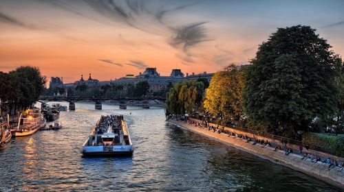 Paris, Upė Seine, Valtys, Saulėlydis, Dangus, Spalvinga, Twilight, Dusk, Bateaux Mouches, Turistai, Architektūra, Miesto, Orientyras, Vanduo, Miesto Panorama, Kelionė, Turizmas, Istorinis, Medžiai, Bankai, Tiltas, France, Europa