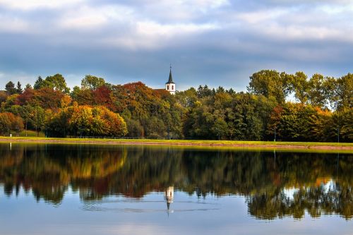 Parkas, Ežeras, Vanduo, Ruduo, Bažnyčia, Bokštas, Medžiai, Rudens Nuotaika, Atspindys Vandenyje, Debesys, Nuotaika, Gamta