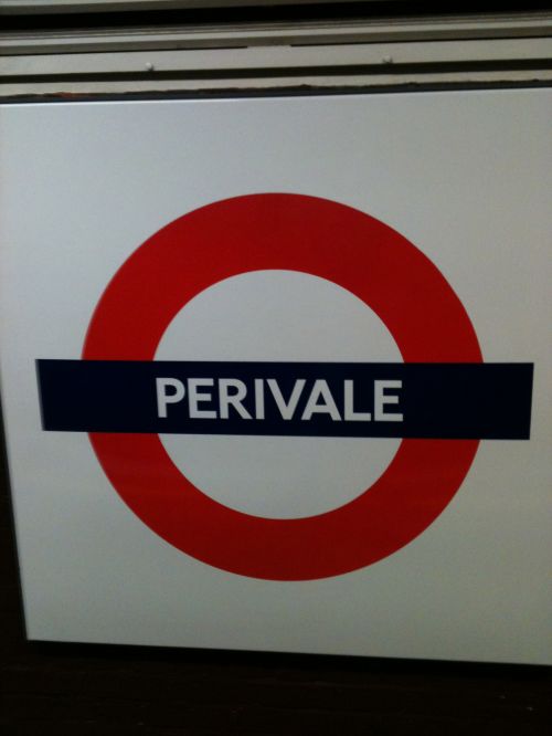 Po Žeme,  Londonas,  Perivale,  Perivale Metro Stoties Ženklas