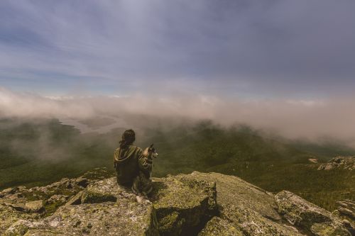 Asmuo, Moteris, Moteris, Gyvūnas, Naminis Gyvūnėlis, Šuo, Kartu, Draugai, Aukščiau, Aukštas, Piko, Aukščiausiojo Lygio Susitikimas, Viršuje, Slėnis, Kalnas, Diapazonas, Vaizdas, Panorama, Debesys, Rūkas, Migla, Akmenys, Ežeras, Laimingas, Žiūri