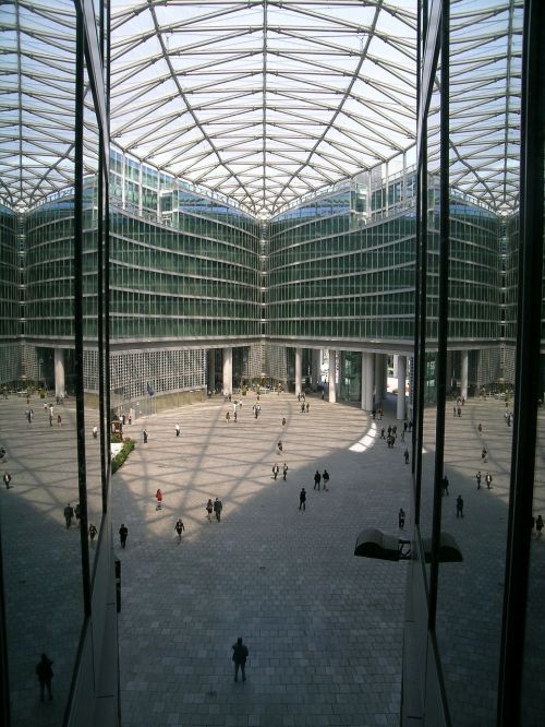 Piazza Veneto, Milanas, Langas, Palazzo Regionas, Žvilgsnis
