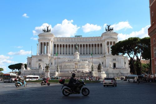 Piazza Venezia, Pastatai, Architektūra, Roma, Statulos