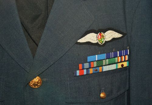 Uniforma,  Mėlynas,  Sparnai,  Barai,  Medalis,  Pilotiniai Sparnai Ant Oro Pajėgų Uniformų