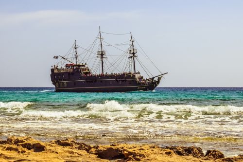 Piratų Laivas, Juodas Perlas, Burlaivis, Vintage, Jūra, Uolos Pakrantė, Bangos, Kruizinis Laivas, Ayia Napa, Kipras