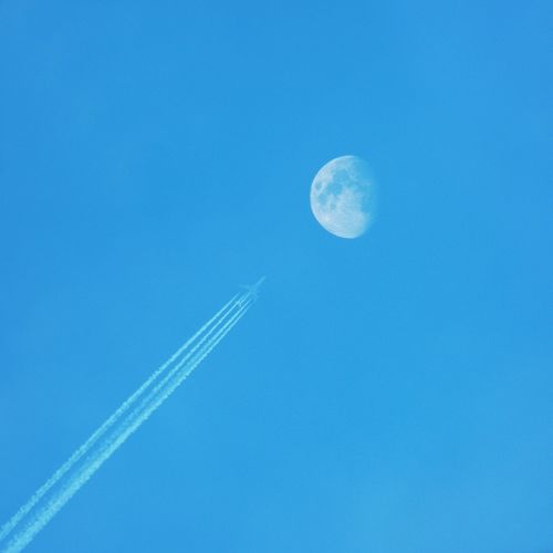 Lėktuvas, Dangus, Skrydis, Aviacija, Aukštis, Contrail, Lėktuvas Danguje, Mėlynas, Orlaivis, Mėnulis, Mėlynas Dangus