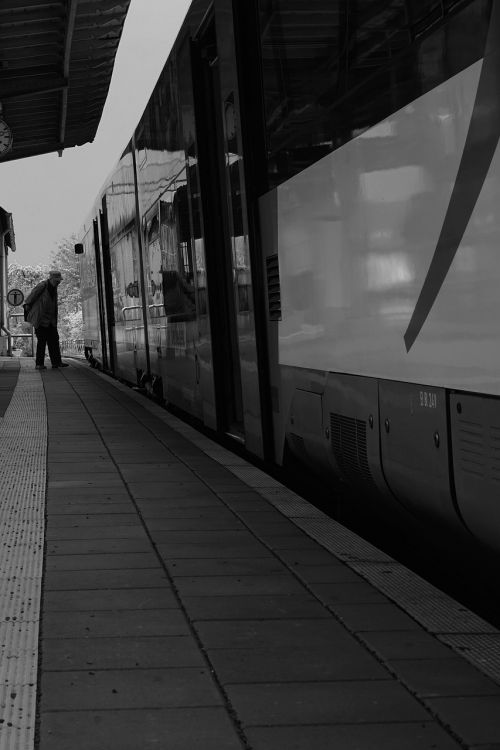 Platforma, Deutsche Bahn, Traukinių Stotis, Geležinkelių Transportas, Db, Traukinys, Kelionė, Viešosios Transporto Priemonės, Išvykimas, Keleiviai, Žmogus, Asmuo