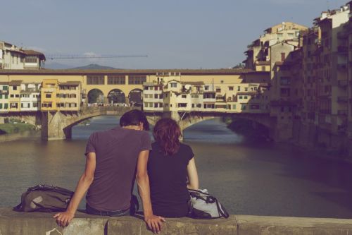 Ponte Vecchio, Florencija, Italy, Žmonės, Pora, Meilė, Romantika, Romantiškas, Kuprinė, Piniginė, Tiltas, Vanduo, Pastatai, Architektūra, Miestas, Saulės Šviesa, Kranas