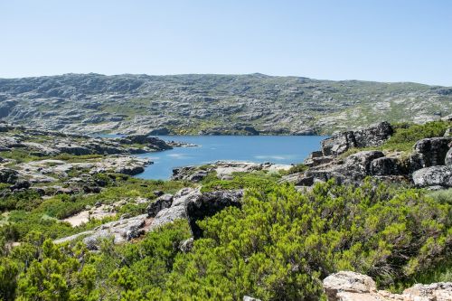 Portugal, Serra Da Estrela, Kelias, Miesto, Kelionė, Kelionė, Važiuoti, Turistų Kelionės Tikslas, Mėlynas, Žalias, Tylus, Ramybė, Nuostabus, Grožis, Nuotykis, Atostogos, Laisvalaikis, Vietos, Kalnas, Kraštovaizdis, Gamta, Miškas, Nacionalinis Parkas, Dangus, Debesys, Mato, Begalybė, Medžiai, Augmenija, Aplinka, Miškai, Ežeras, Sol, Vanduo, Vista, Diena, Žinoma, Alpinizmas, Takas, Rio, Akmenys, Akmenys, Mėlynas Dangus