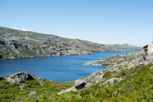 Portugal, Serra Da Estrela, Kelias, Miesto, Kelionė, Kelionė, Važiuoti, Turistų Kelionės Tikslas, Mėlynas, Žalias, Tylus, Ramybė, Nuostabus, Grožis, Nuotykis, Atostogos, Laisvalaikis, Vietos, Kalnas, Kraštovaizdis, Gamta, Miškas, Nacionalinis Parkas, Dangus, Debesys, Mato, Begalybė, Medžiai, Augmenija, Aplinka, Miškai, Ežeras, Sol, Vanduo, Vista, Diena, Žinoma, Alpinizmas, Takas, Rio, Akmenys, Akmenys, Mėlynas Dangus