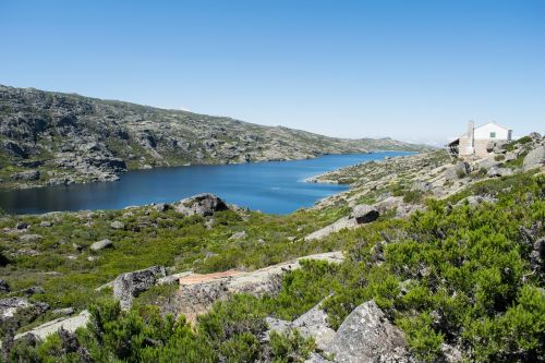 Portugal, Serra Da Estrela, Kelias, Miesto, Kelionė, Kelionė, Važiuoti, Turistų Kelionės Tikslas, Mėlynas, Žalias, Tylus, Ramybė, Nuostabus, Grožis, Nuotykis, Atostogos, Laisvalaikis, Vietos, Kalnas, Kraštovaizdis, Gamta, Miškas, Nacionalinis Parkas, Dangus, Debesys, Mato, Begalybė, Medžiai, Augmenija, Aplinka, Miškai, Ežeras, Sol, Vanduo, Vista, Diena, Žinoma, Alpinizmas, Takas, Rio, Akmenys, Akmenys, Mėlynas Dangus