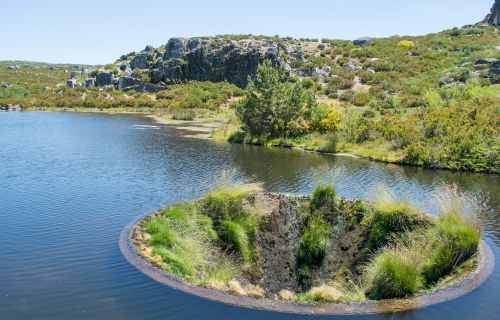 Portugal, Serra Da Estrela, Covão Dos Conchos, Kelias, Miesto, Kelionė, Kelionė, Važiuoti, Turistų Kelionės Tikslas, Mėlynas, Žalias, Tylus, Ramybė, Nuostabus, Grožis, Nuotykis, Atostogos, Laisvalaikis, Vietos, Kalnas, Kraštovaizdis, Gamta, Miškas, Nacionalinis Parkas, Dangus, Debesys, Mato, Begalybė, Medžiai, Augmenija, Aplinka, Miškai, Ežeras, Sol, Vanduo, Vista, Diena, Žinoma, Alpinizmas, Takas, Rio, Akmenys, Akmenys, Mėlynas Dangus