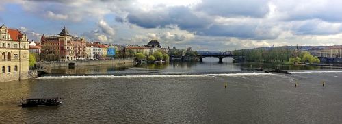 Prague, Upė, Tiltas