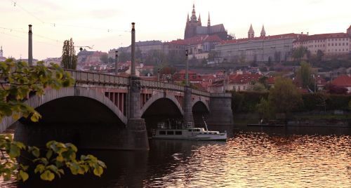 Prague, Prague Pilis, Miestas, Pilis, Čekijos Respublika, Upė, Vltava, Vanduo, Architektūra, Akmenys, Kapitalas, Paviršius, Tekantis Vanduo, Medžiai, Panorama