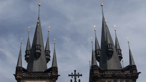 Prague, Bažnyčia, Spiers