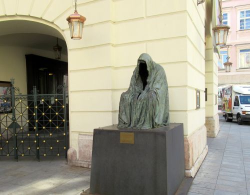 Prague, Teatras, Statula