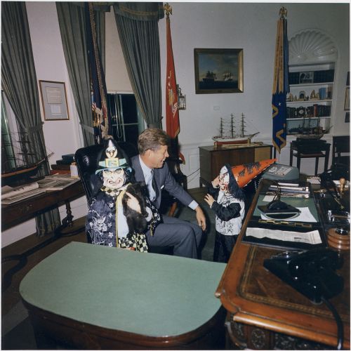 Prezidentas John F Kennedy, Baltas Namas, Ovalus Biuras, Žinomas, Žinomas, Vaikai, Halloween, Juokiasi, 1963, Sūnus, Dukra, Kostiumai