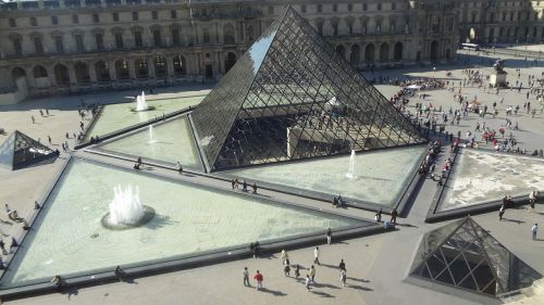 Piramidė, Lova, Paris