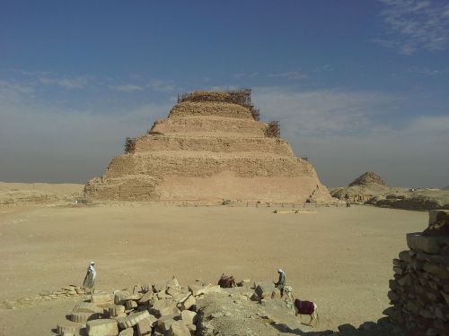 Piramidė, Smėlis, Dykuma