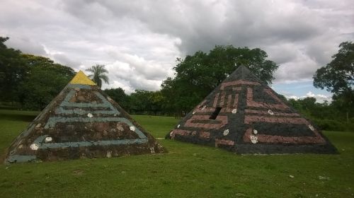 Piramidė, Kraštovaizdis, Pastatas