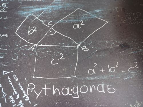 Pythagoras, Matematika, Formalus, Trikampis, Kvadratinė Šaknis, Stačiu Kampu, Hipotenuzė, Lygtis, Kampas, Grafika, Kvadratas, Geometrija, Mokytis, Lenta, Kreida, Mokykla