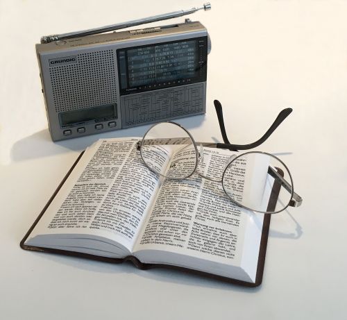Radijas, Klausytis, Pramogos, Knyga, Biblija, Skaityti, Akiniai, Informacija, Mėgautis