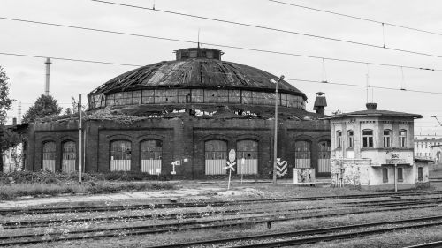 Traukinių Stotis, Traukinys, Geležinkelis, Gleise, Takelius, Atrodė, Senas, Geležinkelio Linija, Sunaikintas, Nuo Mušamo Kelio, Palikti, Eismas, Geležinkelių Transportas, Juoda Ir Balta, Miesto Dykuma, Kontaktinis Tinklas, Istoriškai