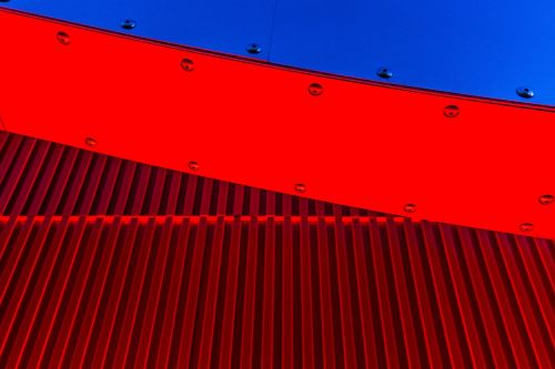 Raudona, Mėlynas, Metalas, Architektūra