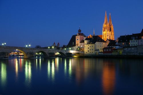 Regensburgas, Vokietija, Miestas, Miesto, Naktis, Vakaras, Panorama, Pastatai, Katedra, Architektūra, Žibintai, Apšvietimas, Upė, Vanduo, Apmąstymai, Dangus, Tiltas, Miestai, Kranto Linija, Gražus, Lauke