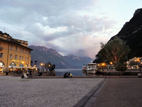 Riva Del Garda, Ežeras, Piazza, Dangus, Debesys, Kalnai, Valtis, Šviesa, Twilight