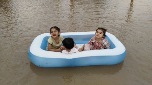 Upė, Pind Dadan Khan, Punjab, Vaikystę, Vonia