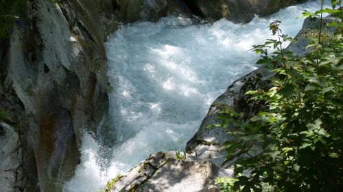 Upė, Vandens Telkiniai, Gamta, Hautes Alpes, Juos Išvedė Velnias