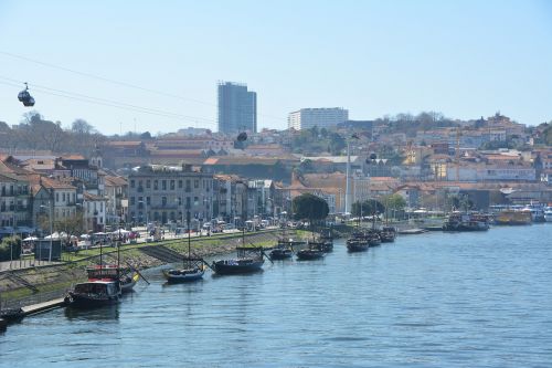 Upės Pakrantė, Porto, Miestas
