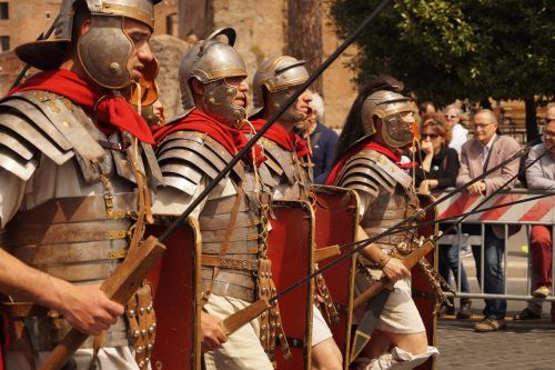 Romėnų Atostogos, Gimtinė Romoje, Romėnų Kareiviai