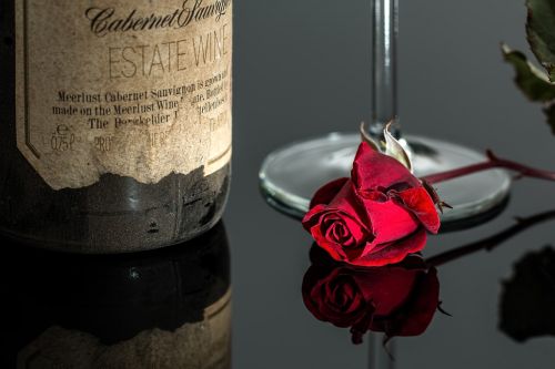 Rožė, Vynas, Raudona, Romantiškas, Butelis, Gerti, Stiklas, Vintage, Raudona Roze, Vyno Taurė, Alkoholis, Gėrimas, Cavernet Sauvignon, Vyno Butelis, Vyno Taurė, Valentino Diena, Romantika, Reikalas
