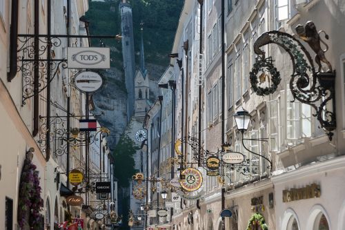 Salzburg, Getreidegasse, Kelias, Nosies Ženklai, Parduotuvių Gatvė, Austria, Turizmas, Pastatas