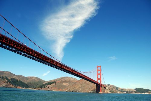 San Franciskas, Tiltas, Auksiniai Vartai, Jungtinės Valstijos, Usa, Kalifornija, Kabantis Tiltas, Architektūra, Mėlynas, Raudona, Raudonasis Tiltas, Debesys, Turistinė Vieta, Vanduo, Amerikietis, Kraštovaizdis, Įlanka, Pilonas, Šventė, Debesis, Dangus, Kelionė