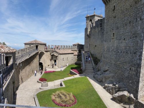 San Marino, Pilis, Architektūra, Pastatai