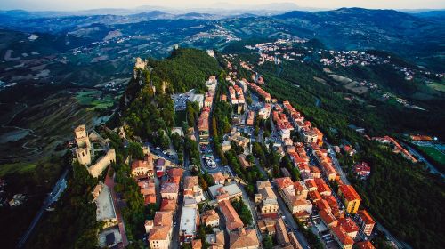 San Marino, Miestas, Miesto, Pastatai, Architektūra, Kelionė, Miestas, Turizmas, Kalnai, Kraštovaizdis, Vaizdingas, Miškas, Medžiai, Miškai, Gražus, Namai, Kalno Viršūnė, Hdr